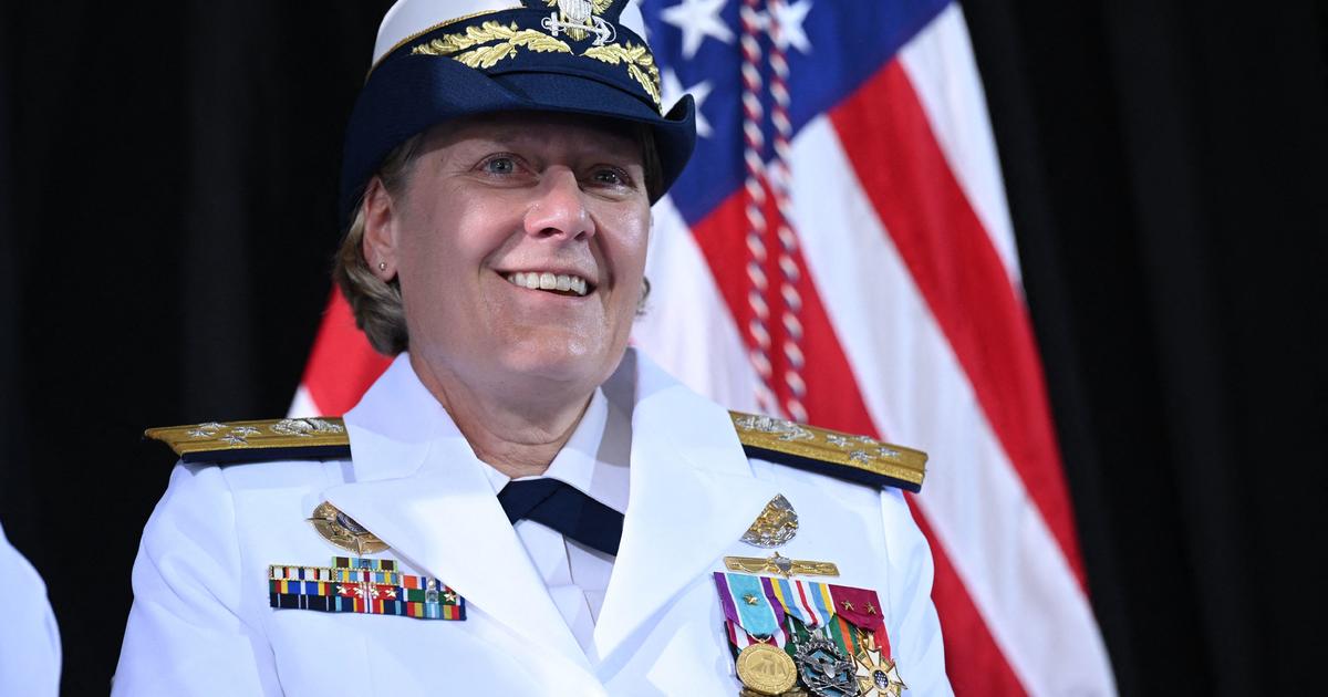 Linda Fagan, velitelka pobřežní stráže, se stala první ženou, která velela pobočce ozbrojených sil Spojených států