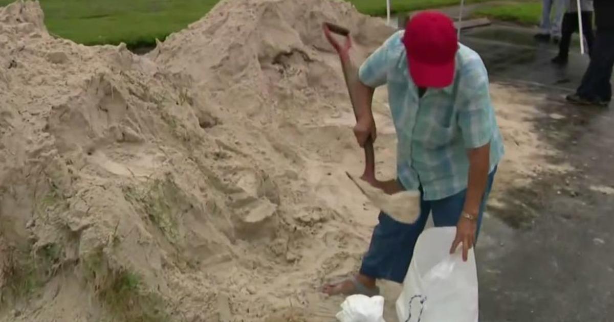 Broward residents line up to get sandbags