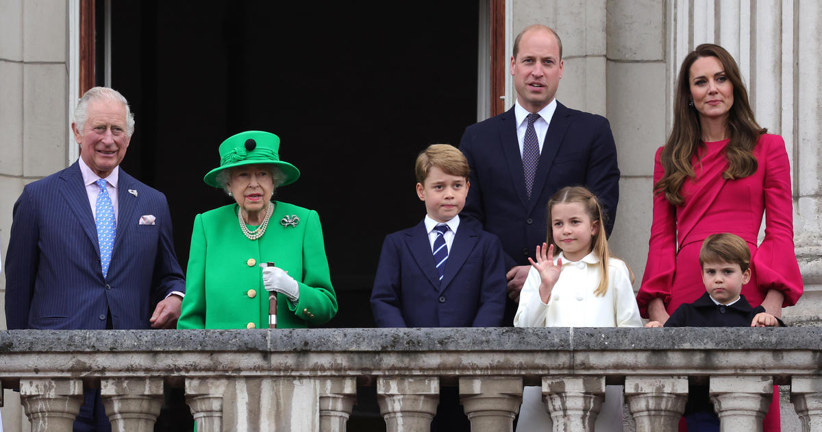La reine Elizabeth apparaît soudainement sur le balcon pour conclure les célébrations du Jubilé