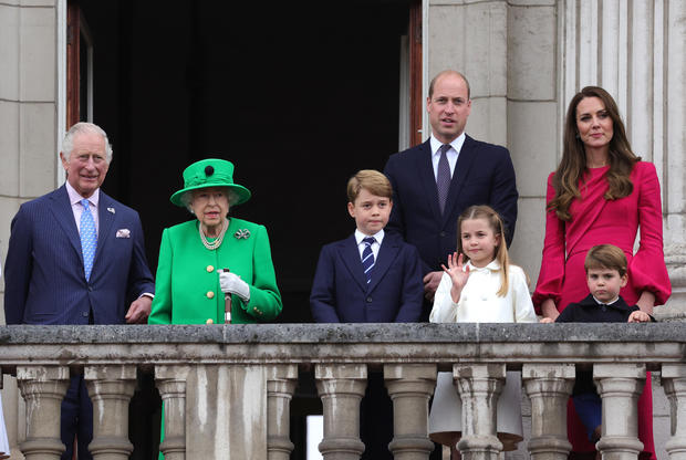 Queen Elizabeth makes surprise appearance on balcony to close out jubilee celebrations